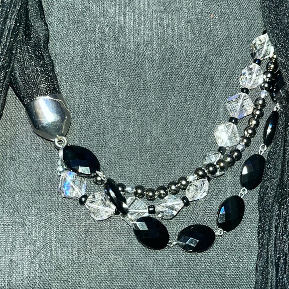 #365 (NWT)Ladies black Scarf with shimmer, had attached silver toned jewelry - Picture 11 of 13